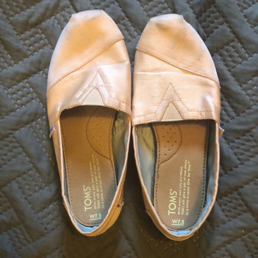 Light pink Toms